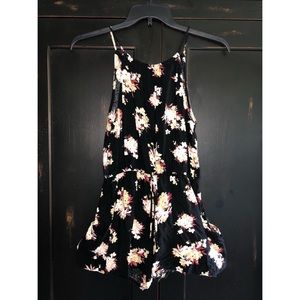 💐 Floral Shorts Romper Size Medium